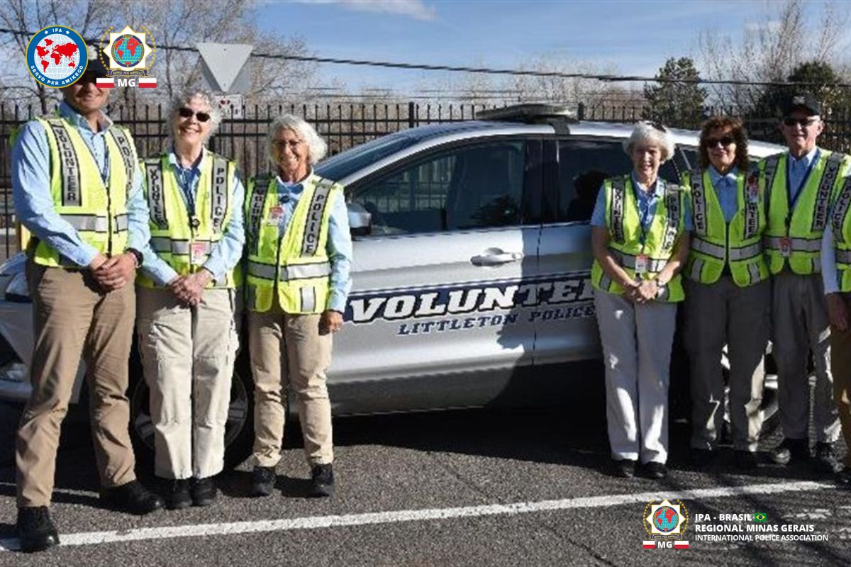 Programa de voluntariado da IPA promove segurança comunitária e fortalece laços entre policiais e cidadãos.Fonte: Littleton Police Department